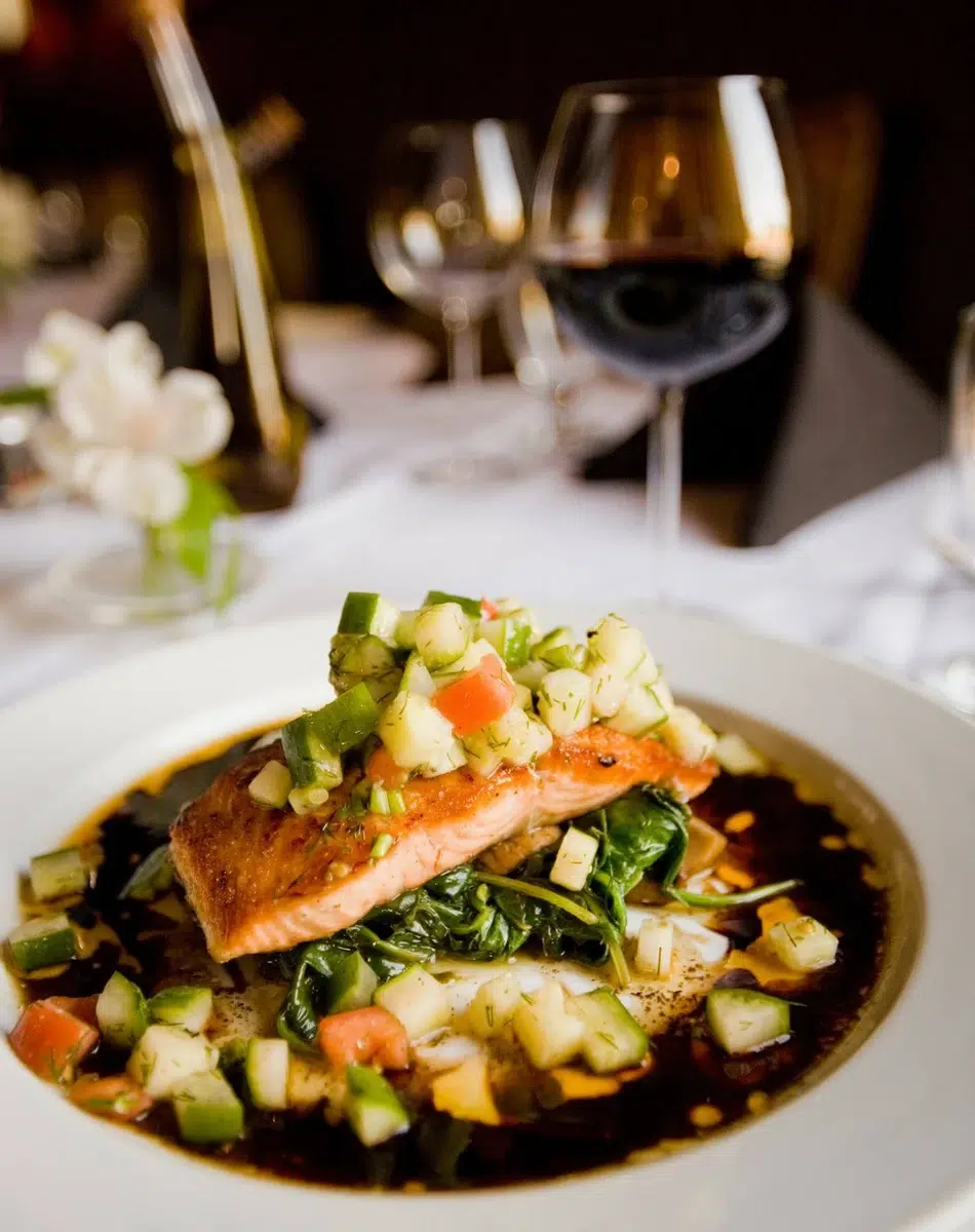 Saumon grillé avec légumes et vin rouge