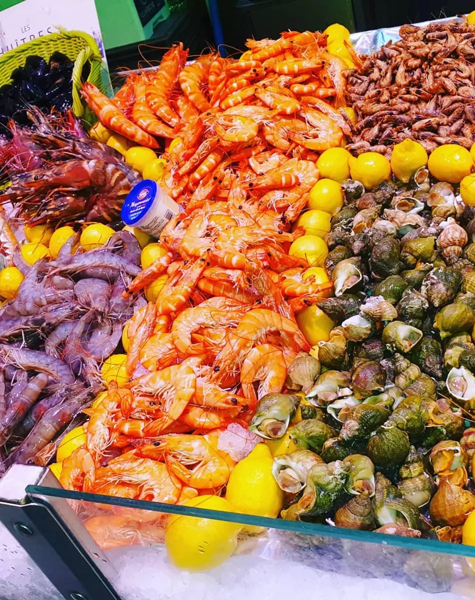 Étal de fruits de mer avec crevettes et bulots